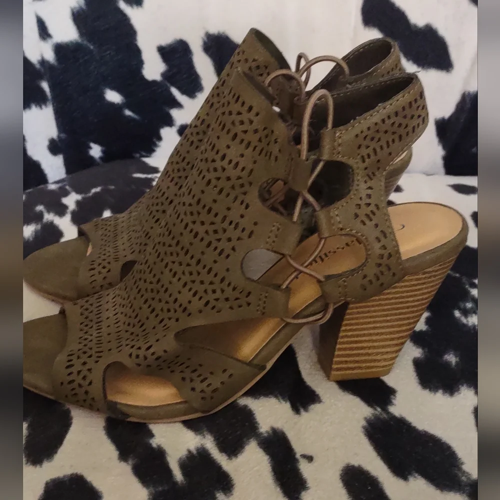 City Classified Open Toed Shoes - Picture 2 of 4